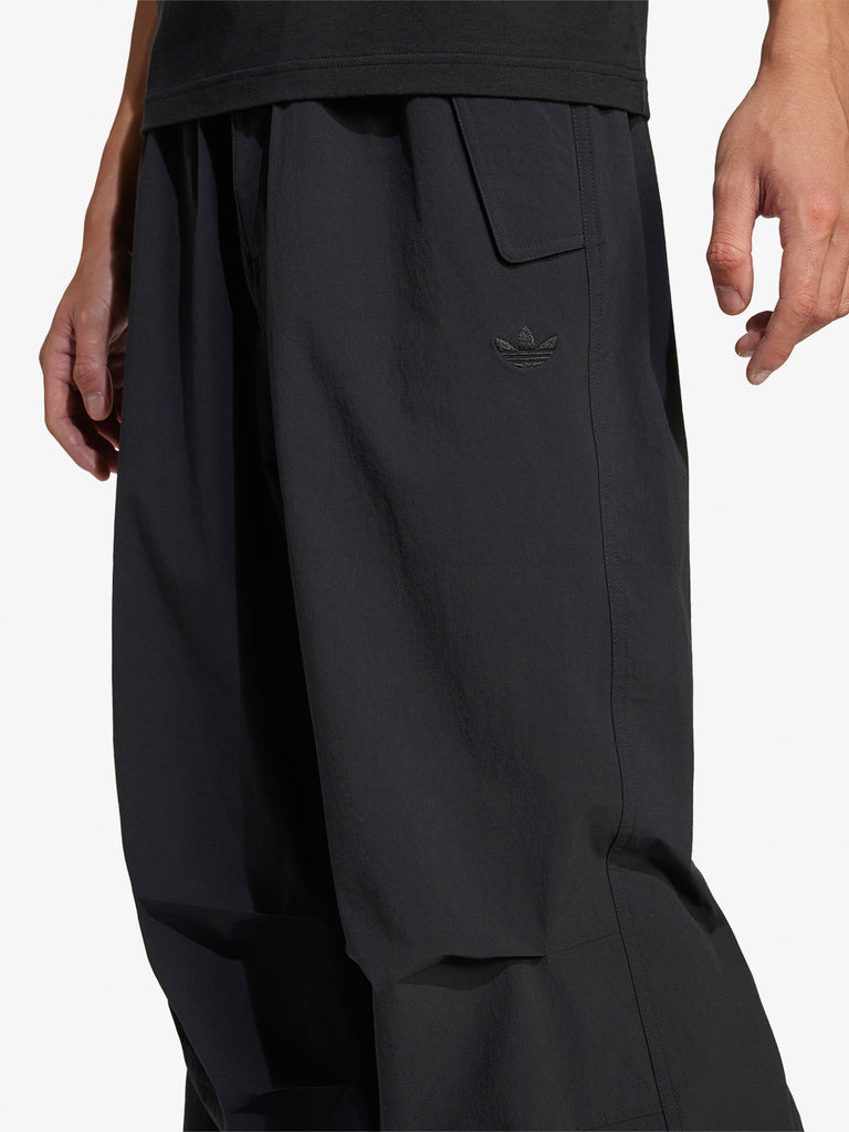 ADIDAS Pantaloni P ESS PARACHUTE JD2111 Uomo Nero