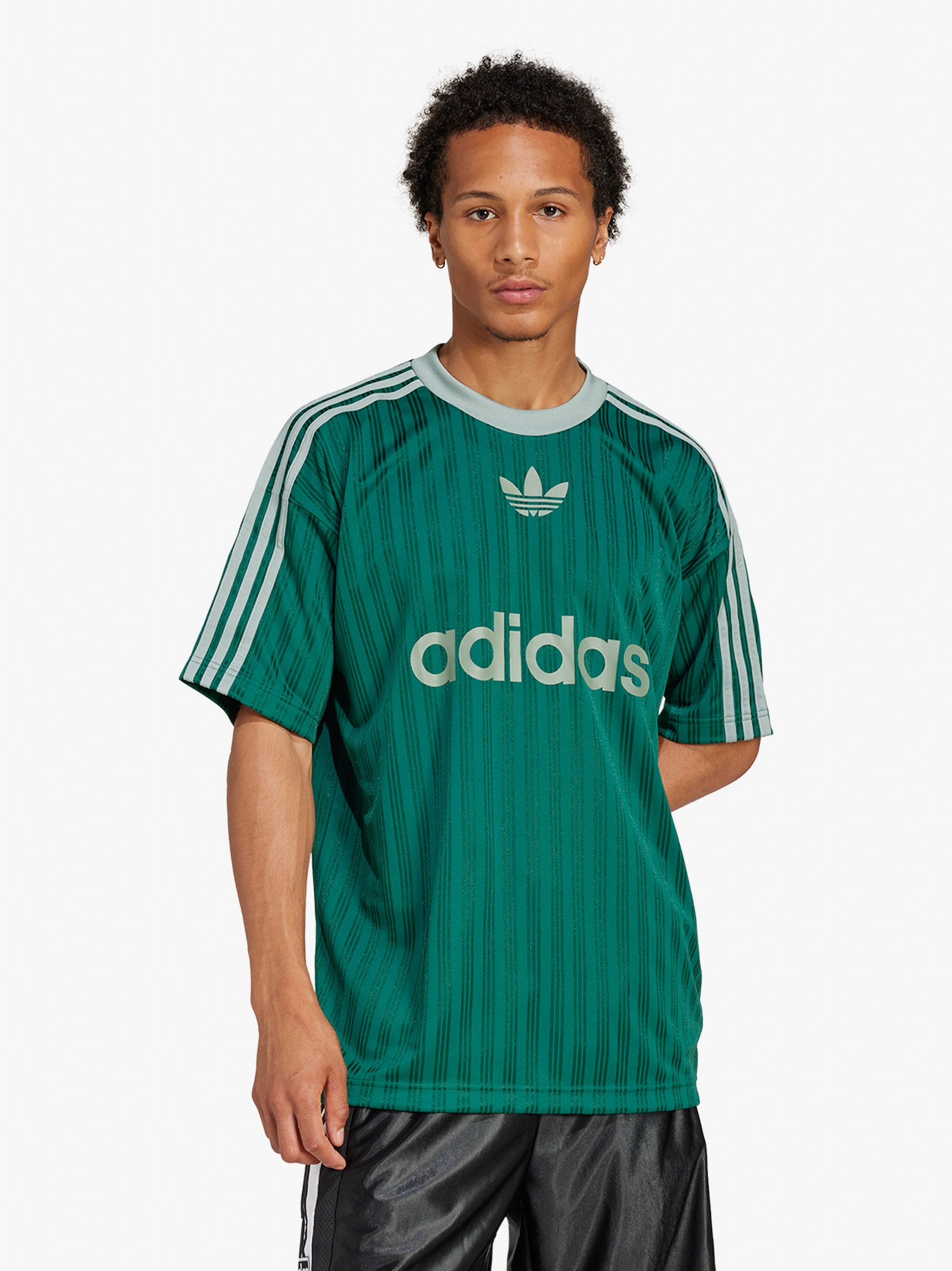 adidas 緑色 幾何学模様 シャツ adidas 緑色 幾何学模様 シャツ