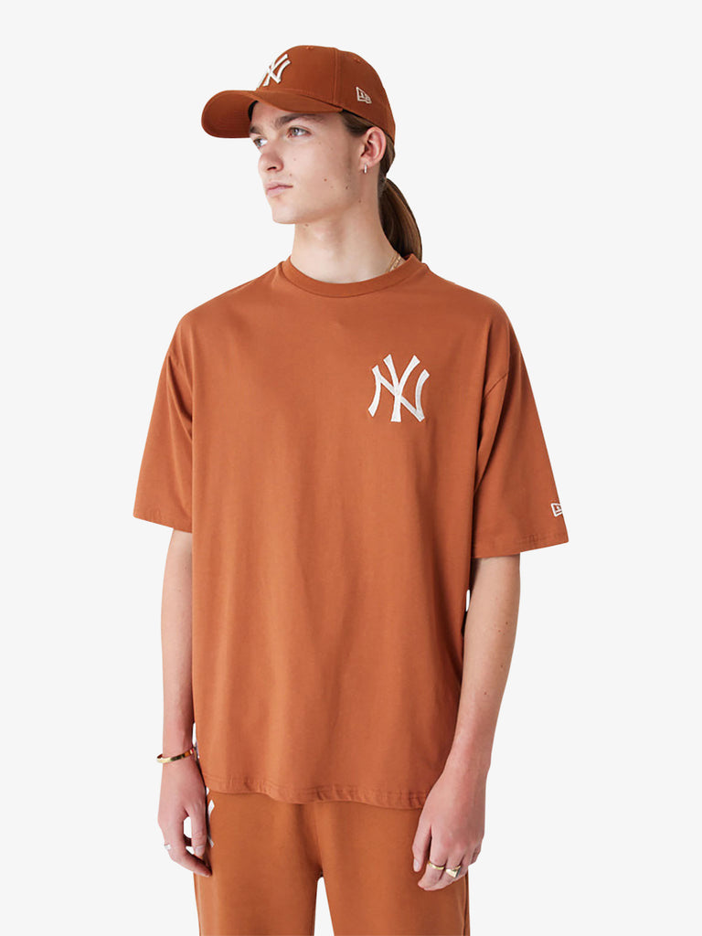 NEW ERA T-shirt Oversize New York Yankees League Essential 60435552 uomo cotone marrone